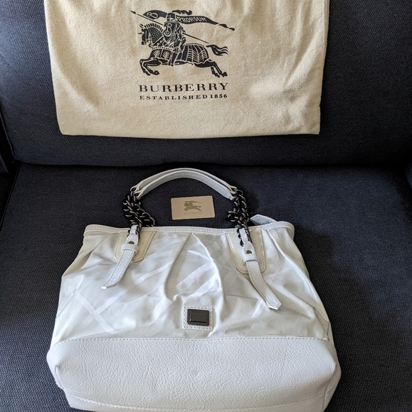 Authentic Burberry nylon beat check shoulder bag with leather trimmings. - Picture 2 of 7